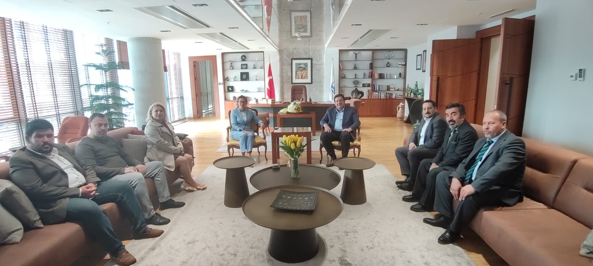 Gelecekprt17's tweet photo. Kadın Politikaları Genel Başkanımız Sn. YEŞİM Karadağ, Çanakkale İl Başkanımız Sn. Vahap Özgür, Merkez İlçe Başkanımız Hüseyin Özer, Kadın Kolları Başkanımız Gülşah Ölçer ve Çanakkale İl Yönetiminin ile Çanakkale Belediye Başkanı Sn. Muharrem Erkek'i makamında ziyaret ettik. https://t.co/tZs237us2B