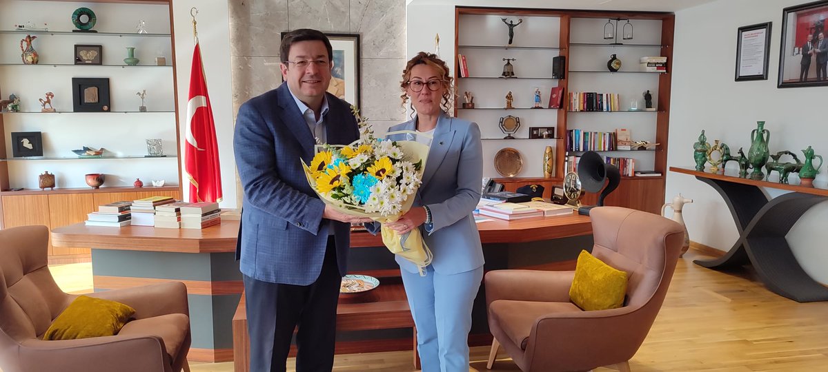 Gelecekprt17's tweet photo. Kadın Politikaları Genel Başkanımız Sn. YEŞİM Karadağ, Çanakkale İl Başkanımız Sn. Vahap Özgür, Merkez İlçe Başkanımız Hüseyin Özer, Kadın Kolları Başkanımız Gülşah Ölçer ve Çanakkale İl Yönetiminin ile Çanakkale Belediye Başkanı Sn. Muharrem Erkek'i makamında ziyaret ettik. https://t.co/tZs237us2B