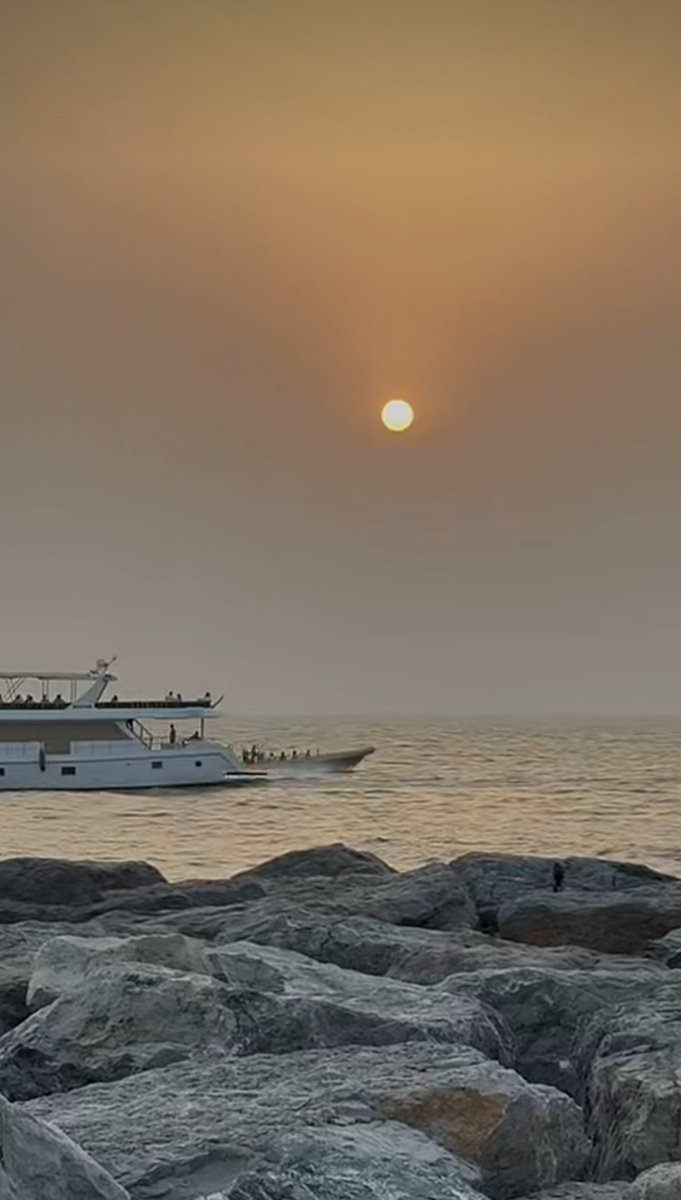 أينسى القلب إنسانًا له في روحه مسرى،،
أينسى القلب أيامًا لها في عمقه مجرى،،