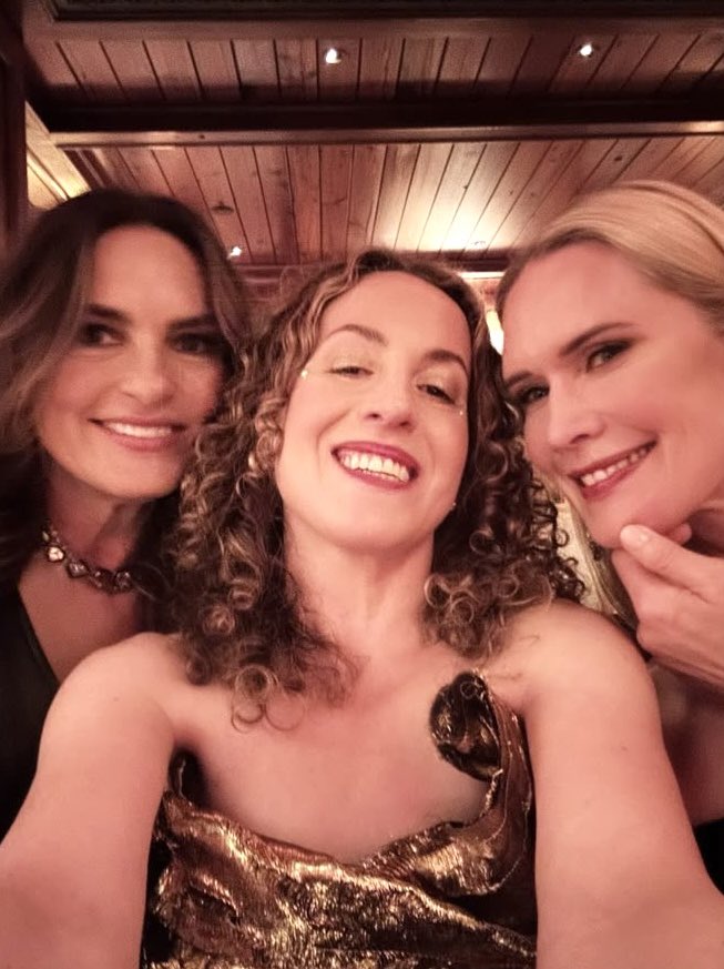YazBitmesiin's tweet photo. Mariska at Stephanie March’s 50th Birthday Party last night.🥰💗
#MariskaHargitay || #StephanieMarch || https://t.co/RKcjK10BlV