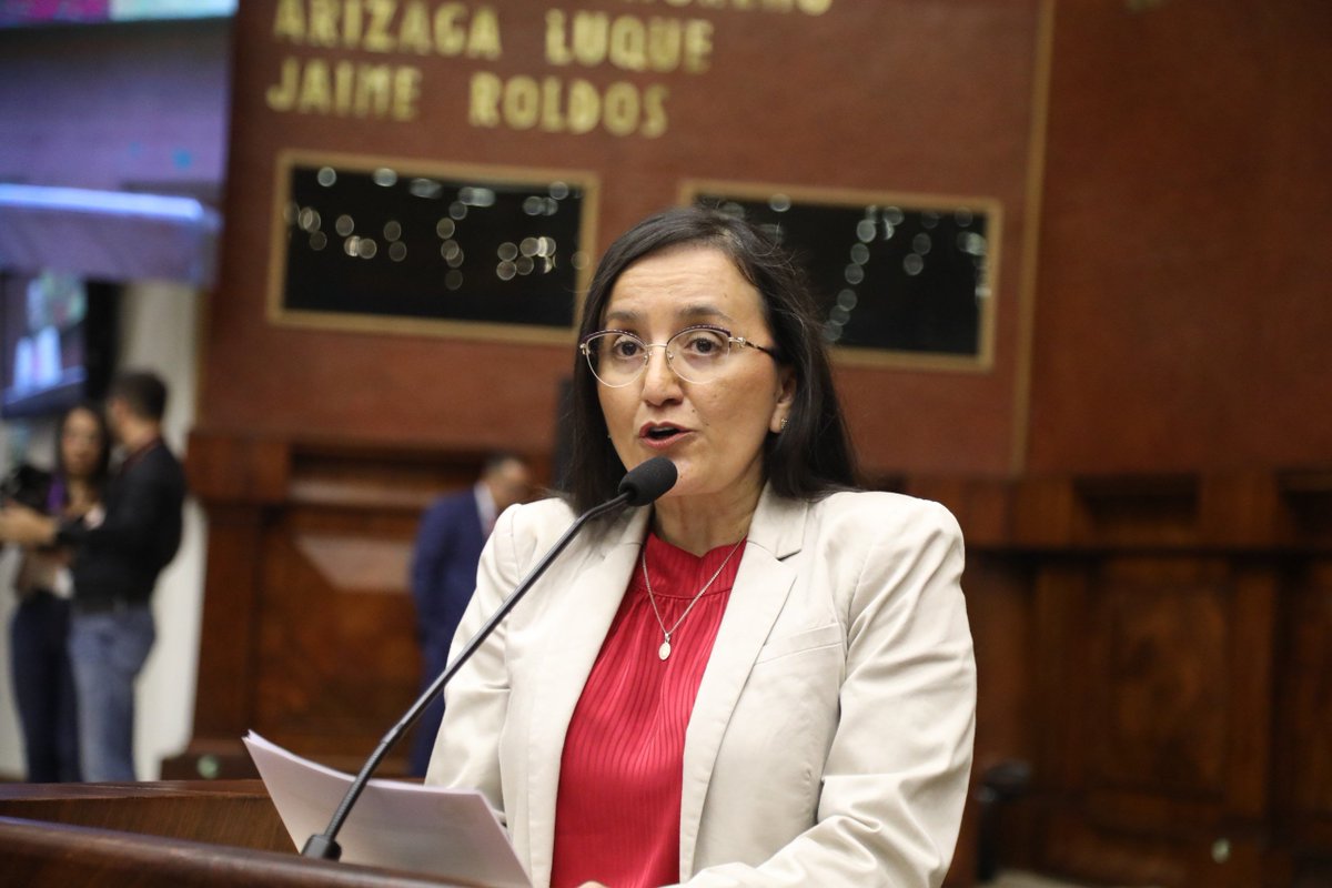 AsambleaEcuador's tweet photo. Viviana Araujo, presidenta de #ASECUP, agradece a los profesionales de la salud, pacientes y voluntarios que han sido guías en este camino. Destaca la necesidad urgente de la creación de un sistema de cuidados paliativos y un marco legal como la #LeyCuidadosPaliativos para garantizar el derecho de todos de recibir una atención digna y compasiva. 

"Esto es un derecho humano, nadie debe enfrentar el dolor sin un acompañamiento", afirma al agradecer el compromiso de la Legislatura con esta realidad vital que debe ser atendida a lo largo y ancho del territorio ecuatoriano. #JuntosLegislamos