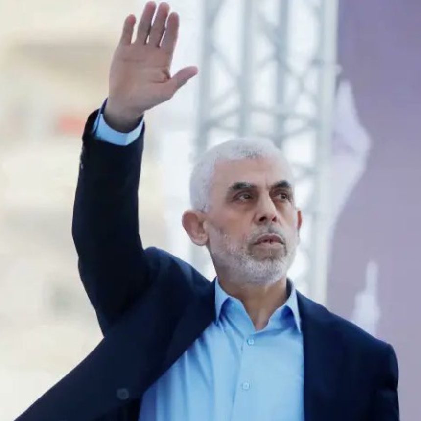 Alshamsi789's tweet image. لو وجدت المقاومة جثمانه وقالت إنه استشهد في اشتباك، لربما شكك الكثيرون في الأمر، وربما ادعى العدو أنه قتل في "نفق". ولكن الله أراد أن تُنشر صور استشهاده على يد أعدائه، ليرفع مقامه، ويبرئه من شبهة الاختباء بين شعبه.

نم بسلام يا أبا إبراهيم... #يحيى_السنوار