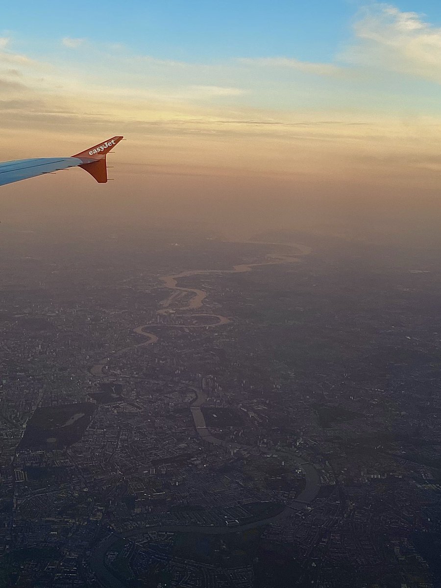 Astrid_MacQ's tweet photo. @London_W4 Same view with the sunset 😌 https://t.co/fU8Ll1iSIf
