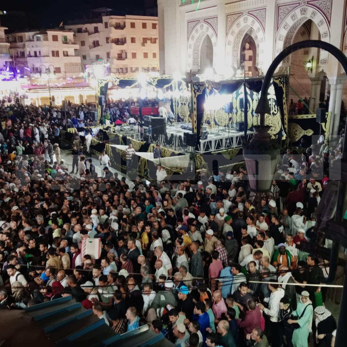 AlMasryAlYoum's tweet photo. آلاف المريدين داخل ساحة المسجد الأحمدي احتفالاً بمولد #السيد_البدوي في #طنطا
تصوير أحمد سلام