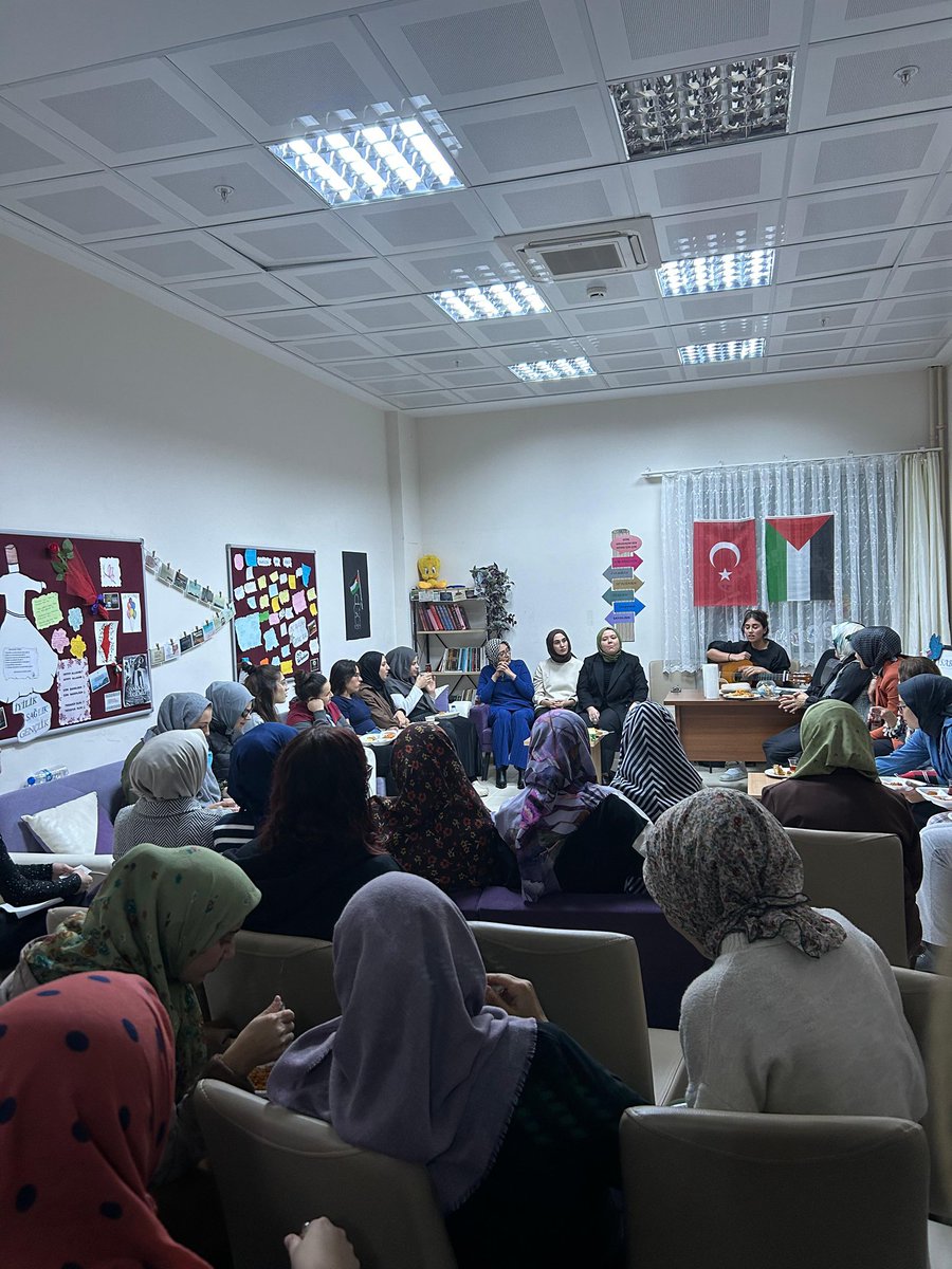 RizeKYGM's tweet photo. 📍Ayder Yurdu 

Ayder Yurt Müdürlüğü öğrencileriyle gitar ve sessiz sinema etkinliğimize Sayın Valimiz İhsan Selim Baydaş Beyin eşi Zeynep Baydaş ve Vali Yardımcısı Hatice Cemre İncesu katılmışlardır.
@OA_BAK 
@ihsanselimb https://t.co/J69R9J1qLg