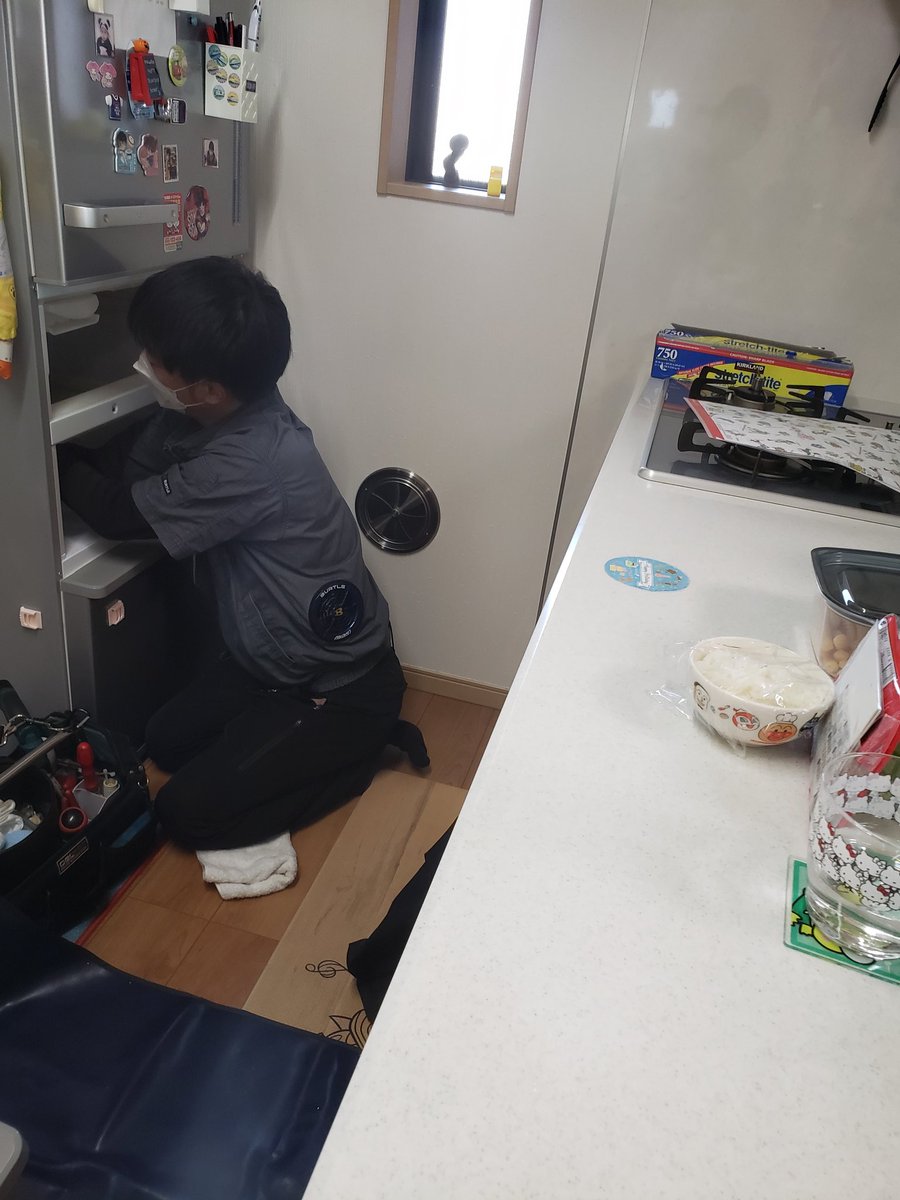 4two_sun's tweet photo. 冷蔵庫が冷えなくなって、1週間💦3連休が入っちゃってたから、ようやく新しい冷蔵庫が到着😅💦💦���

#ガス欠  #冷蔵冷凍庫 #4段収納  #355L  #AQUA  #購入してまだ4年目  #クレーンで搬入出 #そっくり交換  #この件で3人のkomityにめちゃめちゃ話を聞いてもらっていた  #優しさありがとう https://t.co/gJc4hkpBJJ