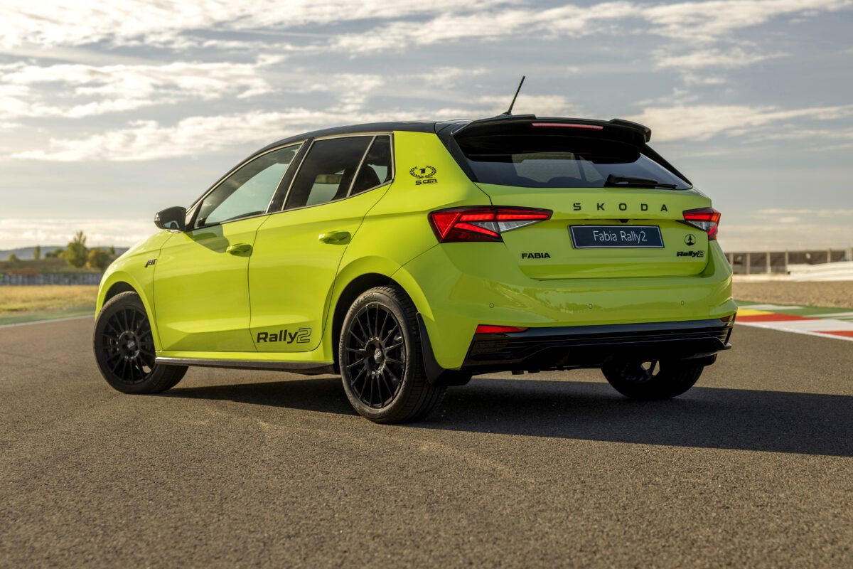 rallycast_'s tweet photo. Presentado el nuevo @skoda_es Fabia Edición Cohete. 

💚 190 CV y 290 Nm (40 más que el Fabia existente)

🐍 Color Verde Mamba exclusivo, llantas OZ Racing WRC y neumáticos Michelin Pilot Sport 5

💯 Limitado a 100 unidades

💶 30900 Euros https://t.co/AHLX4wFtOm