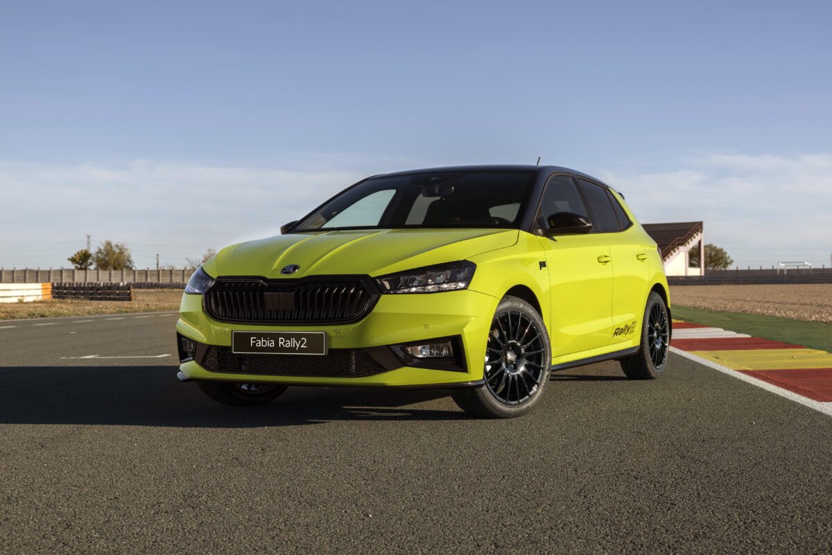 rallycast_'s tweet photo. Presentado el nuevo @skoda_es Fabia Edición Cohete. 

💚 190 CV y 290 Nm (40 más que el Fabia existente)

🐍 Color Verde Mamba exclusivo, llantas OZ Racing WRC y neumáticos Michelin Pilot Sport 5

💯 Limitado a 100 unidades

💶 30900 Euros https://t.co/AHLX4wFtOm