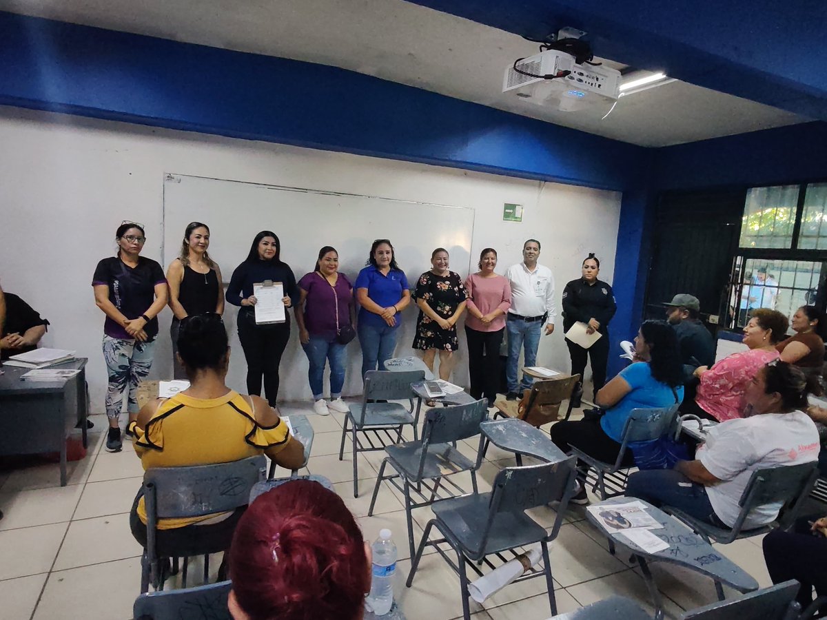 La SSPM se reunió con familias del Cebach en la Jardines del Valle para crear el comité de Seguridad Escolar, fortaleciendo los valores y el apoyo comunitario.

¡Juntos, por un Cajeme más seguro! 💪

Info: 6444100600 ext. 3258.

#SeguimosAvanzando #SeguridadEscolar #Cajeme