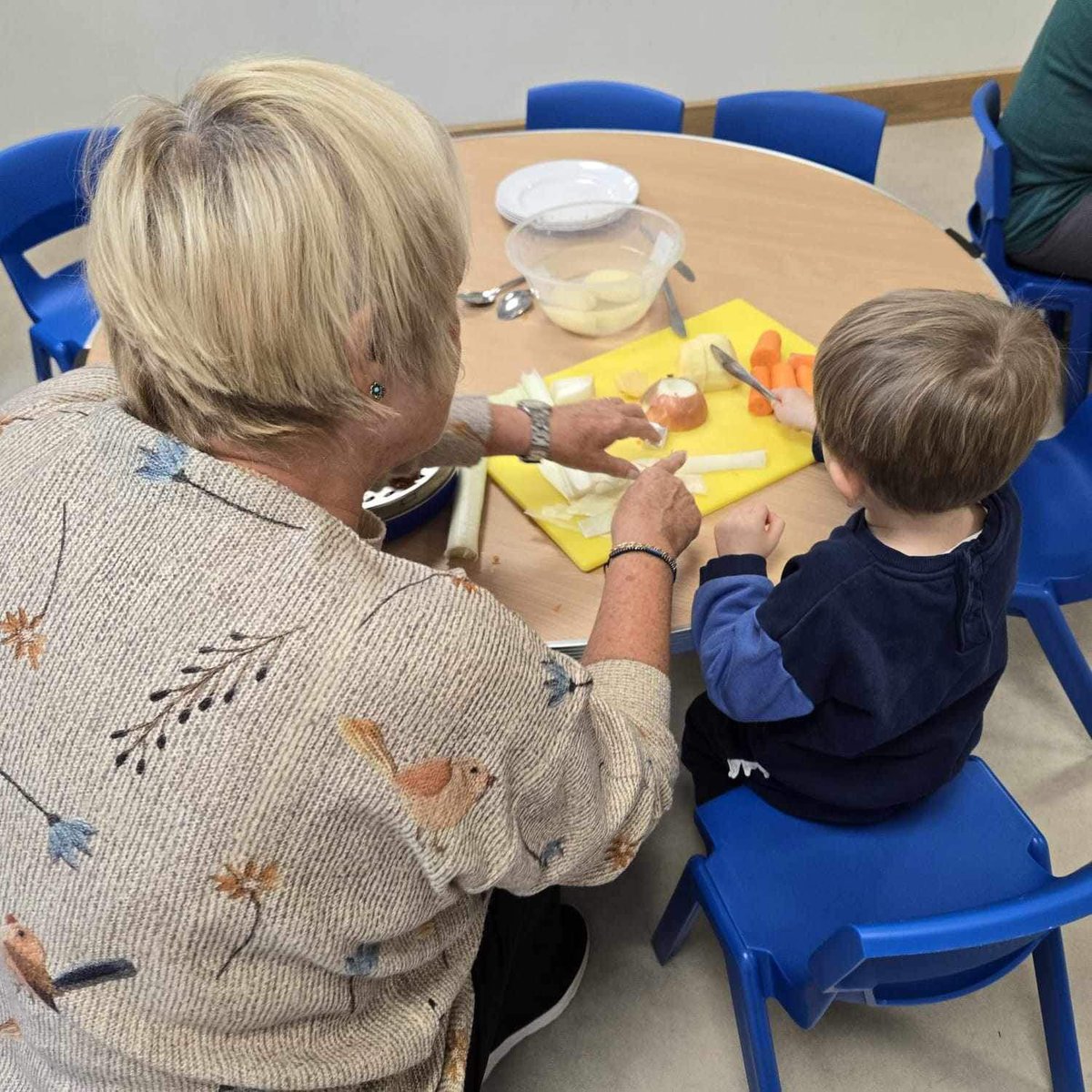 SAC_FLT's tweet photo. Fabulous family learning day with Fiona at Struthers EYC singing some new songs, reading Room on the Broom and making our own homemade soup @StruthersEYC @SACEarlyYears https://t.co/LjNFYTSjo1