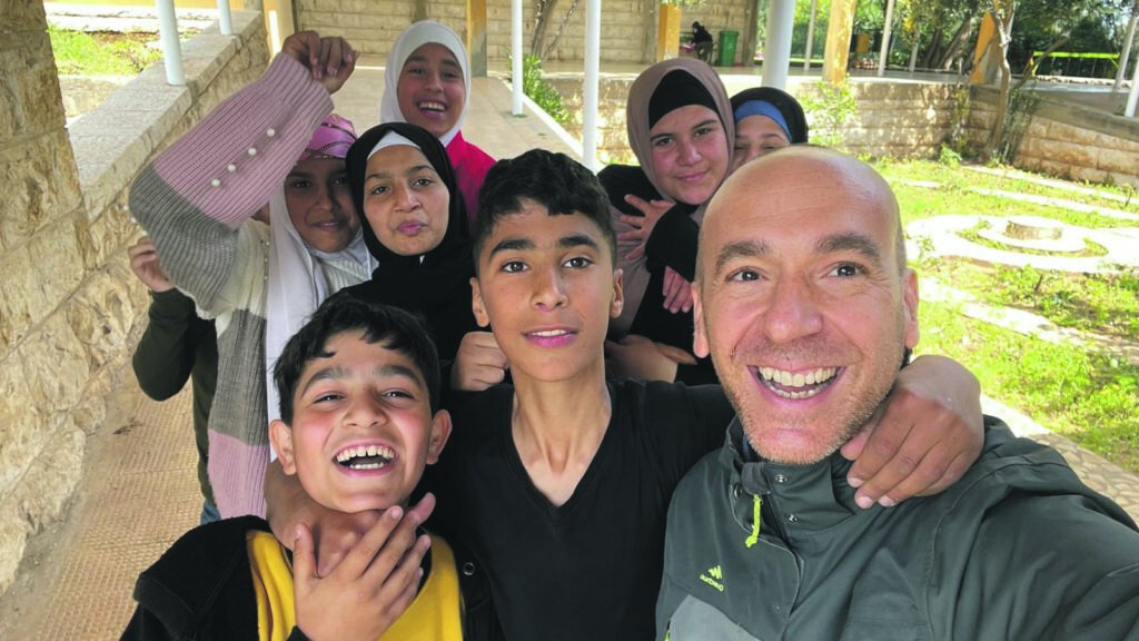 Un oasis para los niños en mitad de la #guerra... continúa la #misión de los religiosos de #Maristas y #LaSalle en proyecto #Fratelli: swissinfo.ch/spa/la-nueva-m…
cc <a href="/FratelliProject/">Fratelli Project</a> <a href="/lasallearlep/">La Salle Arlep</a> <a href="/fms_champagnat/">FMS Champagnat</a> <a href="/cmchampville/">Collège Mariste Champville</a> <a href="/maristesjbail/">Collège N.D. Lourdes</a>
#LíbanoCuentaConmigo 🇱🇧
#SomosFamilia 🤲