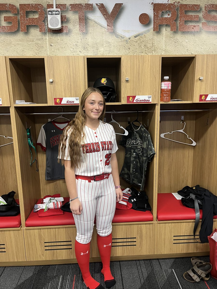 harpergrambau's tweet photo. So beyond excited! Thank you everyone! Go Dawgs!❤️💛 https://t.co/FBKaRsQ4yx