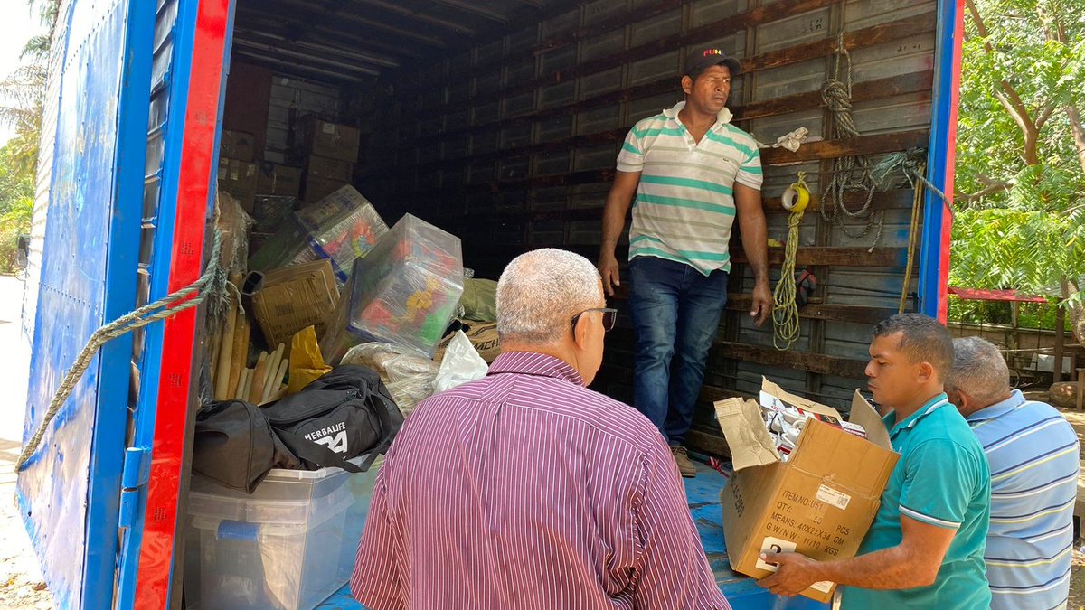 RenovacionCo's tweet photo. El #GobiernoDelCambio a través de @RenovacionCo  llega hasta Conejo, corregimiento de Fonseca, territorio #PDET del departamento de La Guajira, para entregar en la IE Técnica Agropecuaria mobiliario de juguetería, material didáctico y material de ferretería para las actividades agropecuarias.