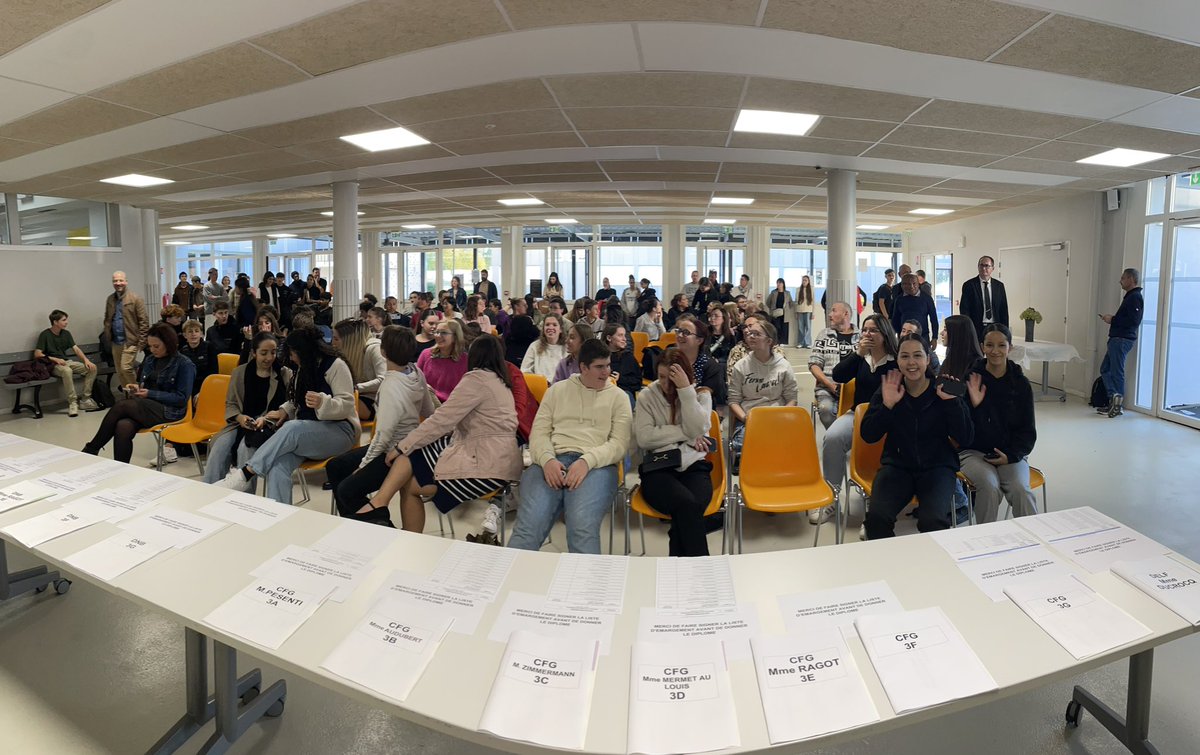 BrelVesoul's tweet photo. #DNB2024 #réussite
Avec 88% de réussite, la salle était comble pour saluer nos jeunes diplômés du diplôme national du brevet, du certificat de formation générale et du DELF …
Un grand bravo à tous ! Vous pouvez être fiers de vous …
@DSDEN70 @PhDestable @acbesancon https://t.co/8iPCxfWSaL