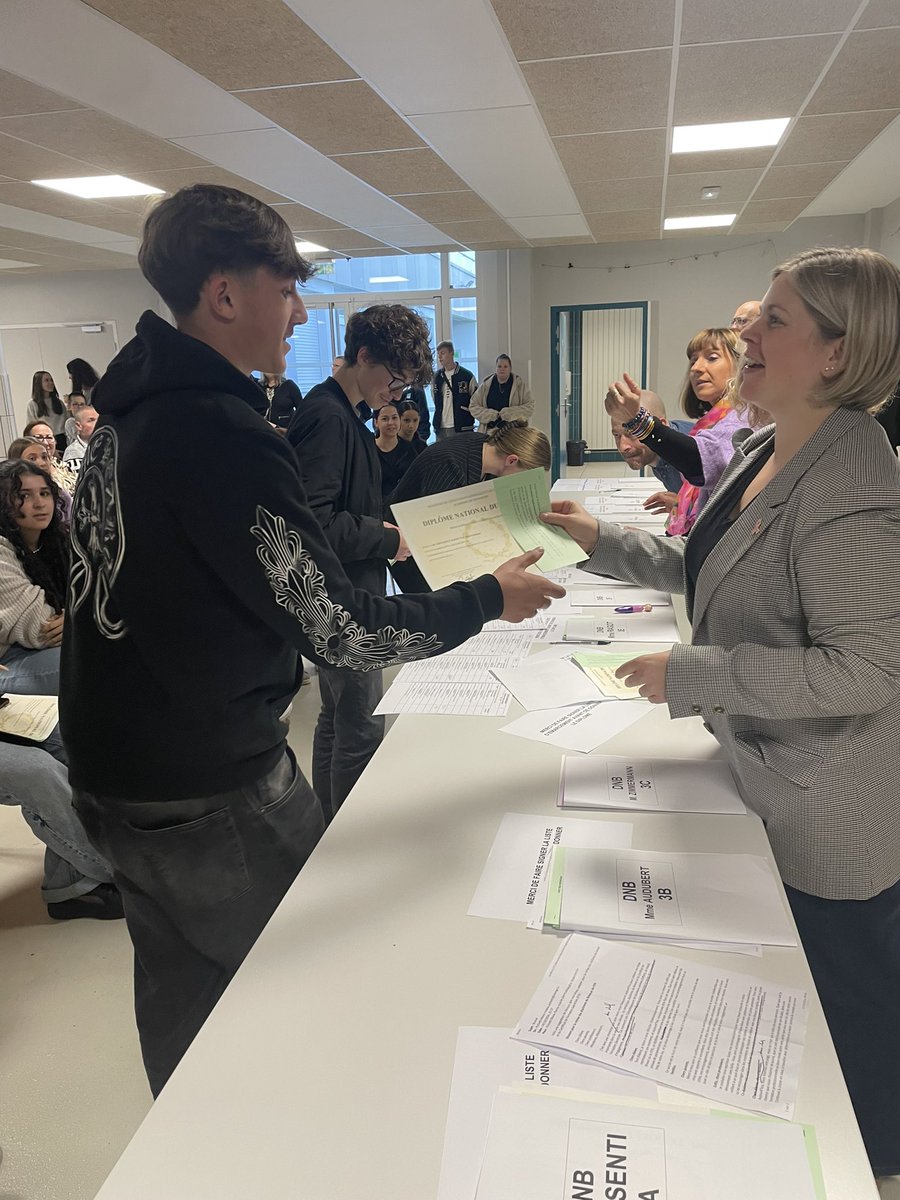 BrelVesoul's tweet photo. #DNB2024 #réussite
Avec 88% de réussite, la salle était comble pour saluer nos jeunes diplômés du diplôme national du brevet, du certificat de formation générale et du DELF …
Un grand bravo à tous ! Vous pouvez être fiers de vous …
@DSDEN70 @PhDestable @acbesancon https://t.co/8iPCxfWSaL