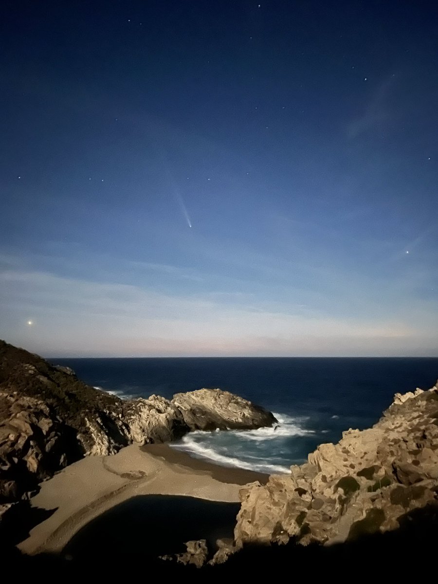 nikolaydamyanov's tweet photo. C/2023 A3 (Tsuchinshan–ATLAS) taken with my phone from the beach of Nas on the Greek island of Ikaria on October 15 and 16, 2024 respectively. Conditions were quite good except for the high wind and rising moon. My best comet yet! #CometA3 #comet #ikaria #nlwx #nlastro https://t.co/GyoJRDUJqH