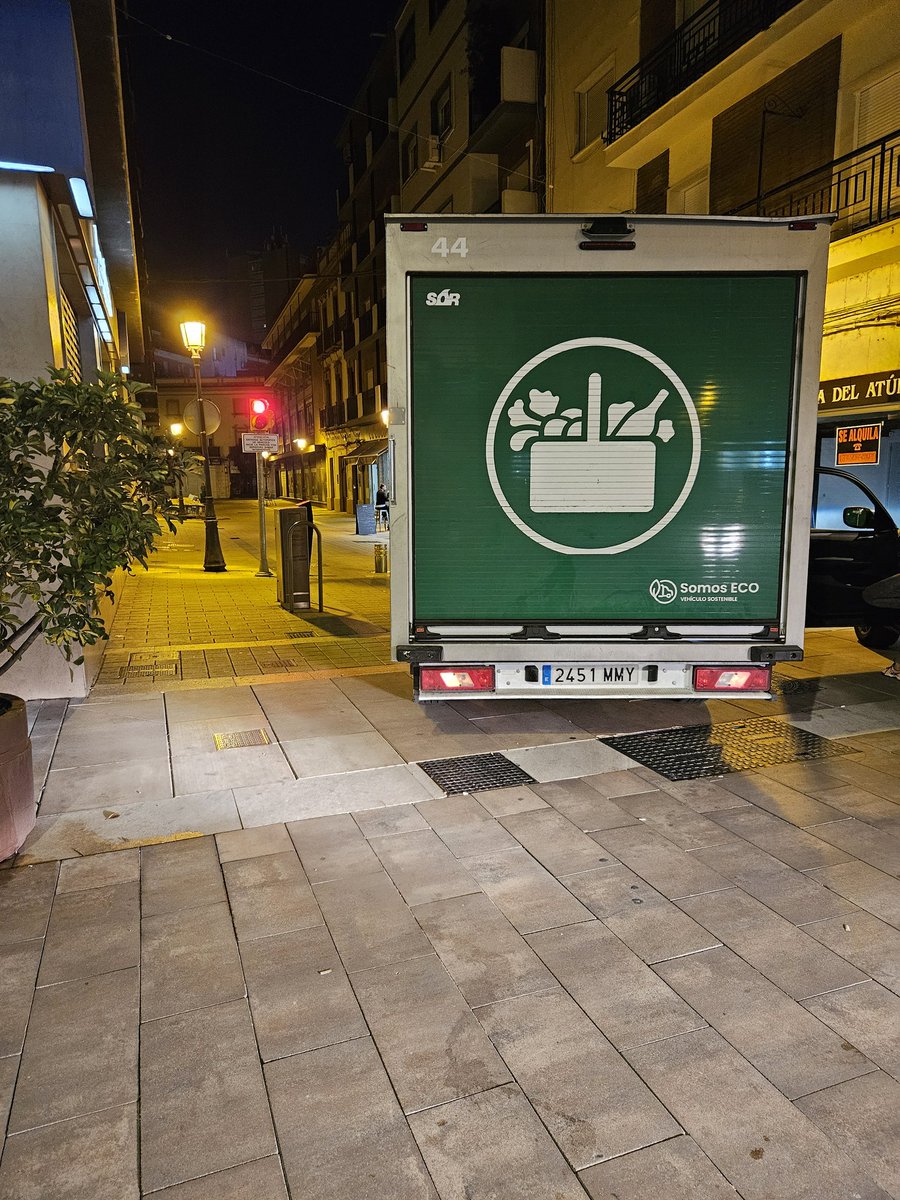 anlijope's tweet photo. @Mercadona a ver si le decía a vuestros conductores que no pueden dejar el vehículo obstruyendo la vía pública, y además, cuando por fin llegan, se van escribiendo con el móvil mientras conducen, gracias https://t.co/b0UxmVZjlN