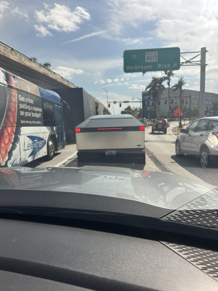 TheGradedMint's tweet photo. @elonmusk is this you? https://t.co/lg3JfJd41E