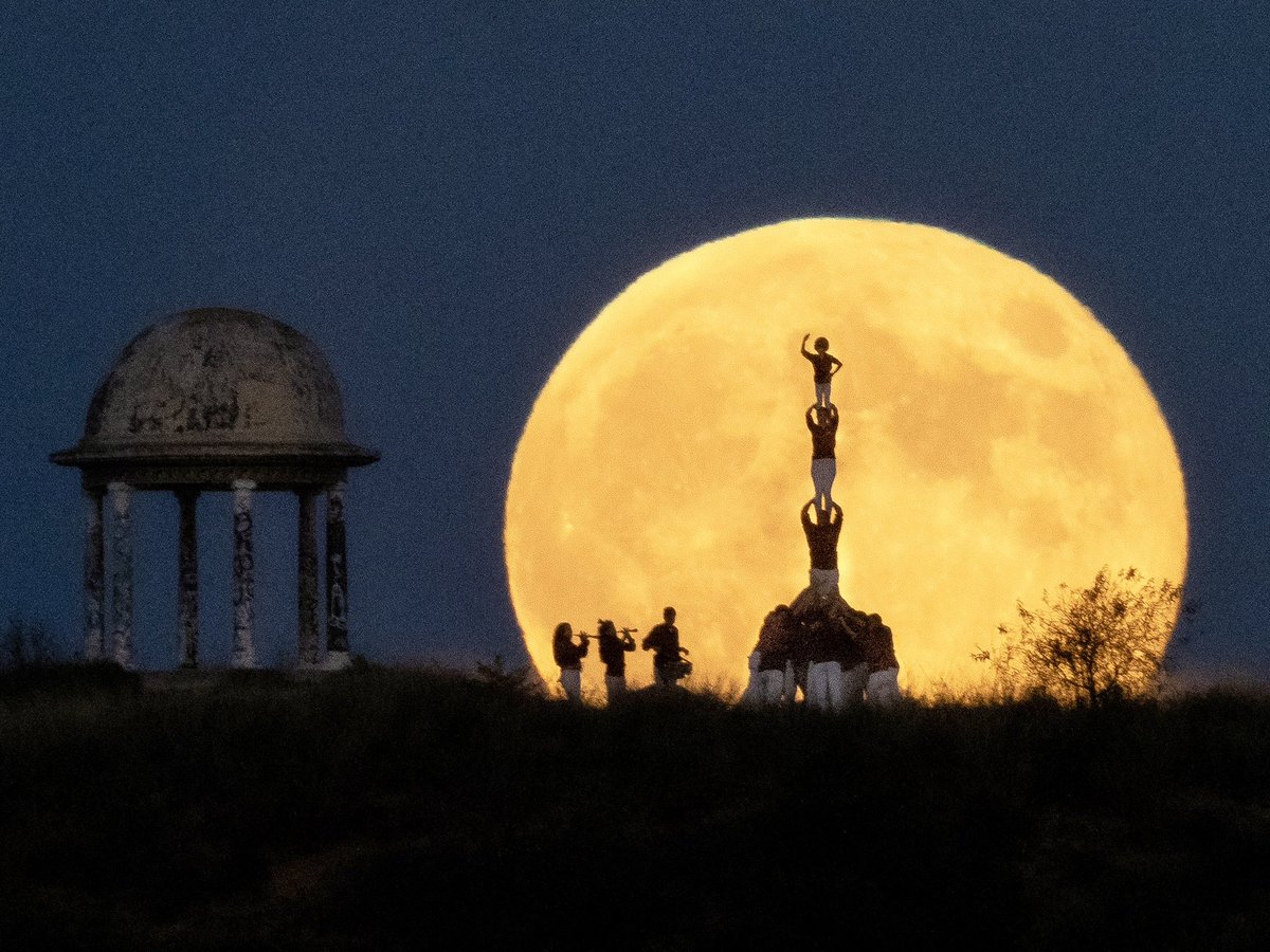 APUNTEM A LA LLUNA. 
#VolemMés #castells

Pilar de 4 amb súper lluna al 99,8% fet aquest vespre des del Mirador de 40 pins (La Roca del V. )
Després de 5 intents des del 2019, per fi hem aconseguit aquesta gran fotografia. 
Persegueix els teus somnis!

Moltes felicitats <a href="/ljuank/">Juank</a>!