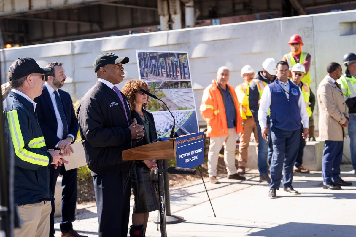NYCMayorsOffice's tweet image. When we #GetStuffDone, we do it on time and under budget!

The East Side Coastal Resiliency project is a prime example of that — the first section now open and providing a new line of defense against extreme weather and rising seas.

Learn more: nyc.gov/office-of-the-…