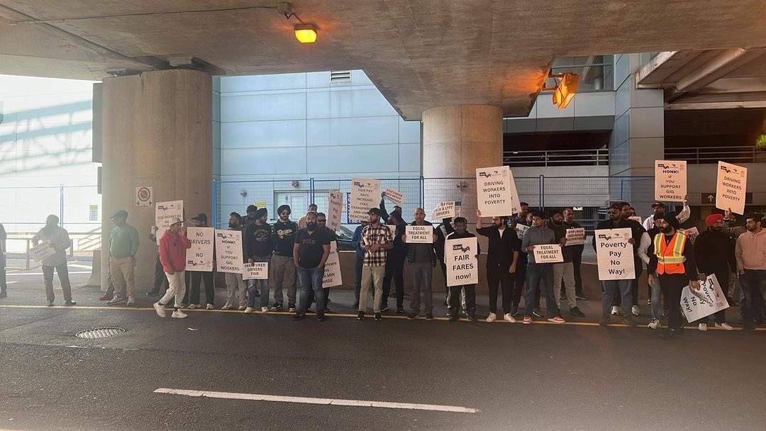 Carradeshaukeen's tweet photo. Uber drivers Protesting at Pearson Airport Today📍
#Pearsonairport #Uberdriversprotest #Uber https://t.co/ATSFXaIif6