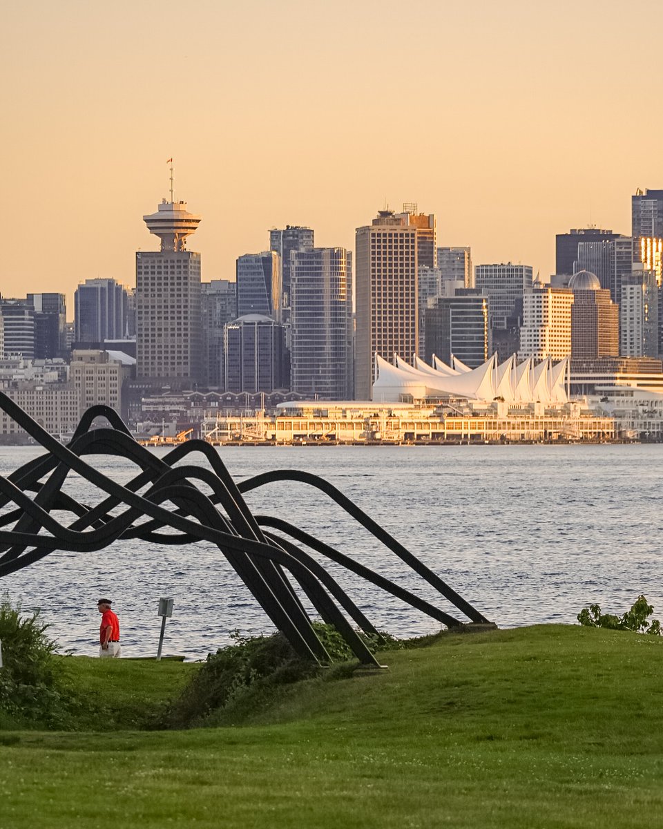 Las vistas de Vancouver desde North Van muestran una ciudad vibrante rodeada por el océano y el horizonte urbano. Un escenario que invita a detenerse y admirar. 🌊🏙️✨
📸: @hipolkevin 
#VeryVancouver