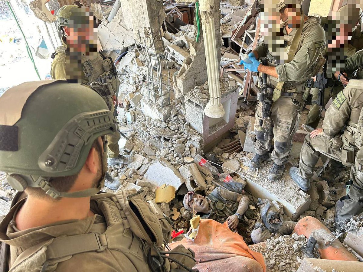 vexwift's tweet photo. Israeli soldiers with the body of Hamas chief Yahya Sinwar.
.......
👉 He fought until the very end.

#yahyasinwar #Israel #Gaza https://t.co/wnTvZ7nlpi
