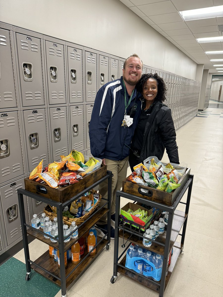 What an honor to start my day <a href="/HCPS_SumnerHS/">Sumner High School</a> this morning! It was beautiful to see administration eager to serve and brighten the morning of their teachers. When you don’t know what to do next…serve others! #StrongerTogether #HCPS #RaysUp <a href="/VanAyresHCPS/">Van Ayres</a> <a href="/HillsboroughSch/">Hillsborough Schools</a> 💚💙