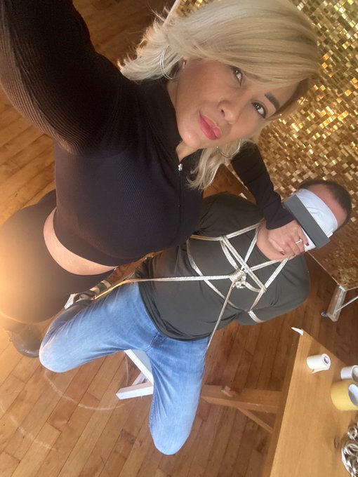 Don&rsquo;t you wanna get in my ropes? I know it&rsquo;s difficult to breathe just being around me but let me make<a href="/tag/bondage"class="tags"><span>#bondage</span></a><a href="/tag/hom"class="tags"><span>#hom</span></a>