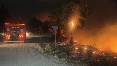 Adana'nın merkez Sarıçam ilçesinde henüz nedeni bilinmeyen bir nedenle çıkan orman yangını kontrol altına alınmaya çalışılıyor(Fotoğraflar AA aittir)