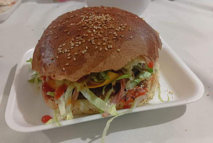 RamnPompa's tweet photo. Una Hamburguesa muy Callejera https://t.co/xQHBzcQXqV