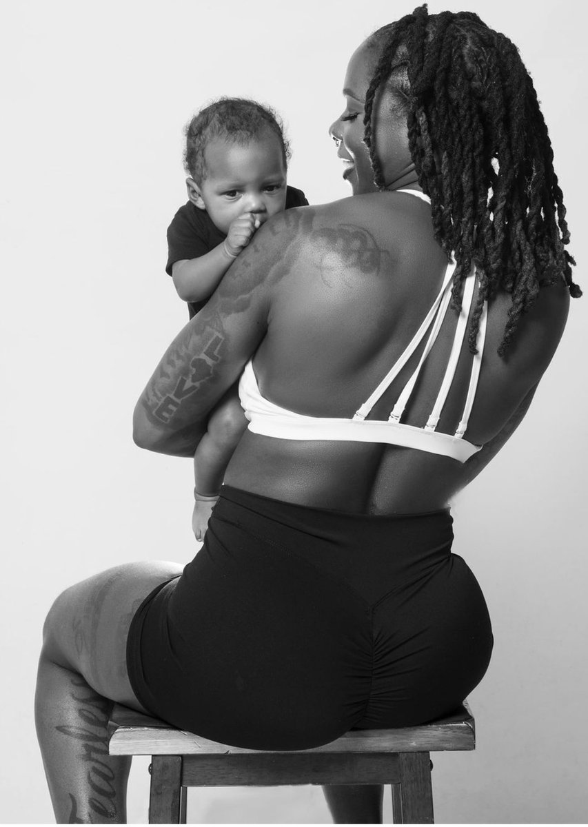 EeeMount's tweet photo. Juggling diapers and dumbbells x2 has shown me just how strong I truly am. 💪🏾❤️👑
#TwinMuva #FitMomLife #StrongMama #PersonalTrainer #FatButtFlatGutt #3Months #PostPartum https://t.co/ErJoeZfnEs