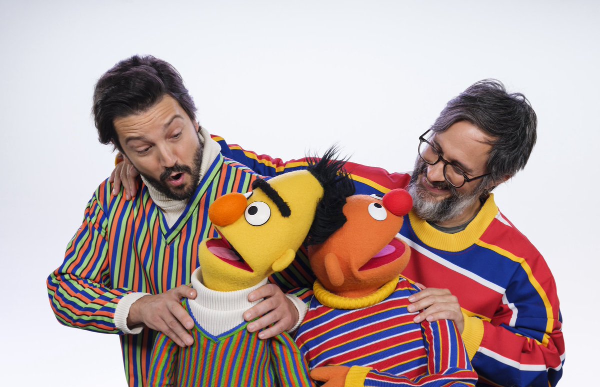 Dos mejores amigos con dos mejores amigos. 🧡💛<a href="/GaelGarciaB/">Gael García Bernal</a> <a href="/diegoluna_/">diego luna</a>