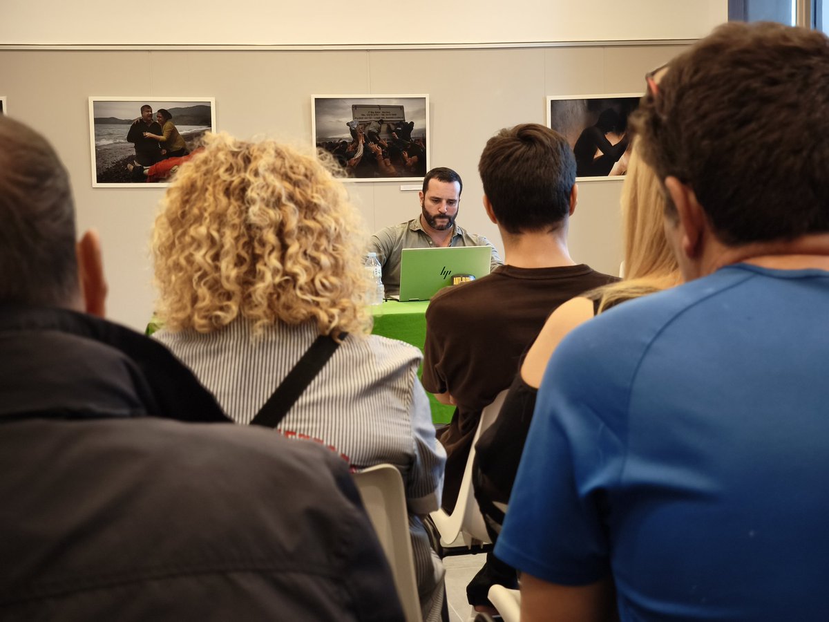 vox_barcelona's tweet photo. 🟢 El grupo municipal de @voxsantadria se ha reunido este jueves con vecinos.

🗣️ La política municipal se hace escuchando a la gente y palpando la realidad.

🇪🇸 Llegaremos a todos los rincones de Sant Adrià y de toda España. https://t.co/E2XS8RKho5