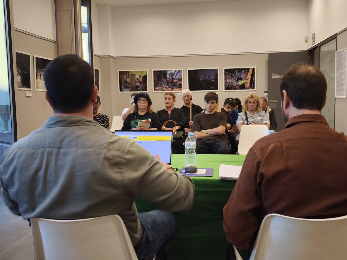 vox_barcelona's tweet photo. 🟢 El grupo municipal de @voxsantadria se ha reunido este jueves con vecinos.

🗣️ La política municipal se hace escuchando a la gente y palpando la realidad.

🇪🇸 Llegaremos a todos los rincones de Sant Adrià y de toda España. https://t.co/E2XS8RKho5