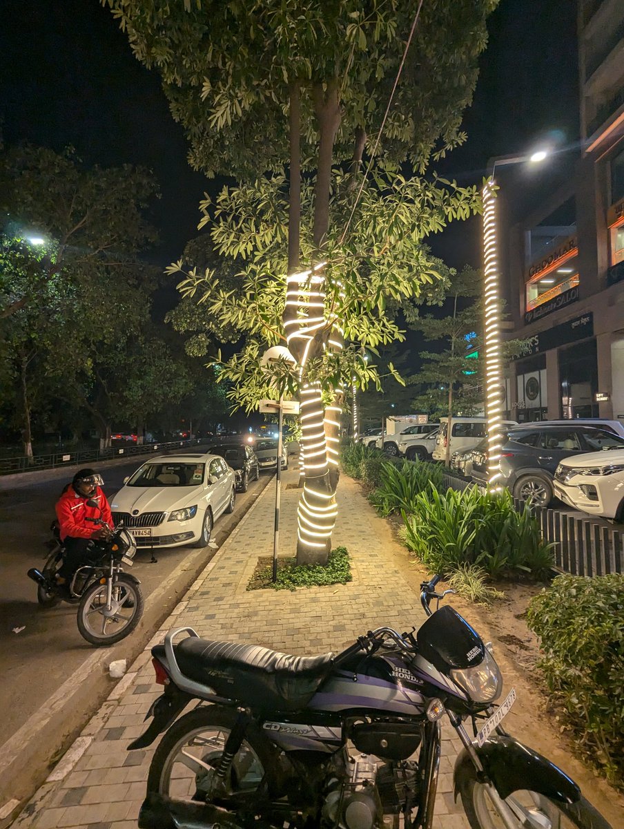 _harshitgarg's tweet photo. @zomato @deepigoyal 
Just overheard one of your delivery partner's call. Complaining - "Mere ko ab Mohali ke chakkar nahi lagane, Chandigarh ka order dijiye. Subah aur kaam pe bhi jaana hota hai."
Curious: How many of them work 2 jobs a day? 
Can't they set preferred drops? https://t.co/LNcBRgFNqW