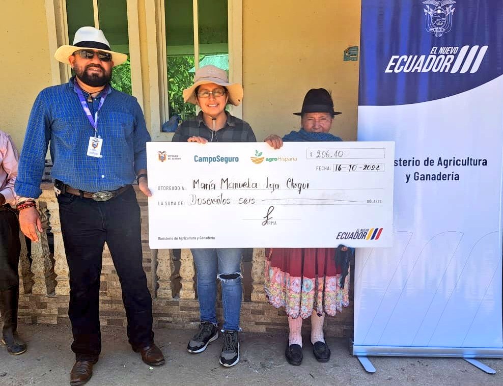 Agricultura_CZ6's tweet photo. #Cañar | Entregamos dos cheques de indemnización por afectación a cultivos de maíz suave en el sector Arrayan Dormido, comunidad Motilon, parroquia General Morales, a través del Proyecto #CampoSeguro en coordinación con la aseguradora y técnicos del MAG.
#ElNuevoEcuadorResuelve https://t.co/rxoMJspi1Q