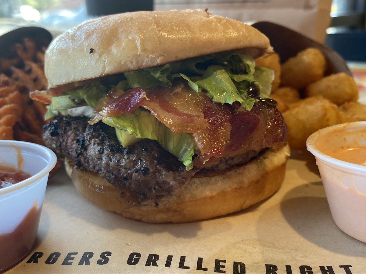 JackJulius's tweet photo. @FoodPornPhotos Depends on the burger! But if onions are added, most always grilled! 👍 #burgerlover https://t.co/qfZqpic4cn