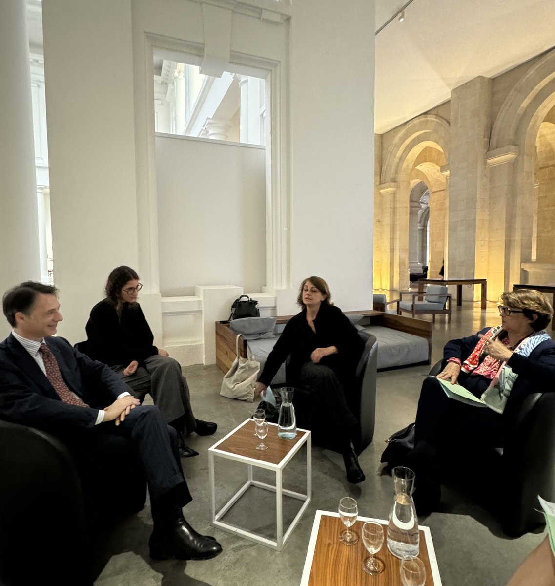 ItalyinParis's tweet photo. Missione consolare a Lille. Incontro di cortesia con la sindaca @MartineAubry.
Inaugurazione mostra Expérience Raffaello al Palais des Beaux Arts. Incontro con gli studenti di italiano del Liceo Montebello. @lillefrance @lyceeinter https://t.co/PXkZ1EcPlF