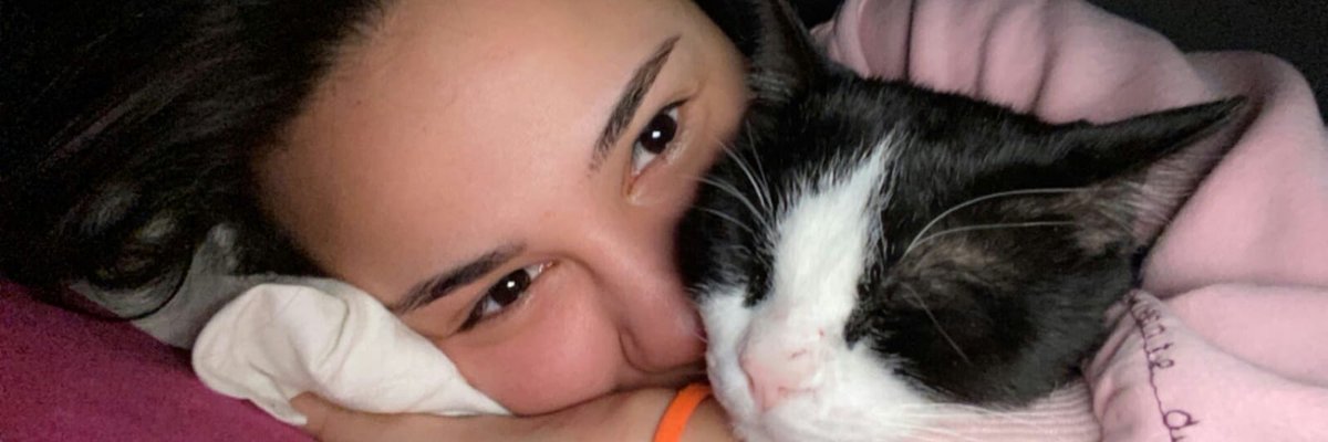 ilk duruşmanın görülmesinden beri takip ettiğim bir kadın cinayeti dosyasından bahsedeceğim size, #YeşimAkbaş'tan bahsedeceğim. Manisa Demirci’de 14 Nisan 2023’te, sevgilisi Komiser Yardımcısı Doğan Can Yıldız’ın Emniyet Müdürlüğü’nün üst katındaki lojmanında saat 8.15'te