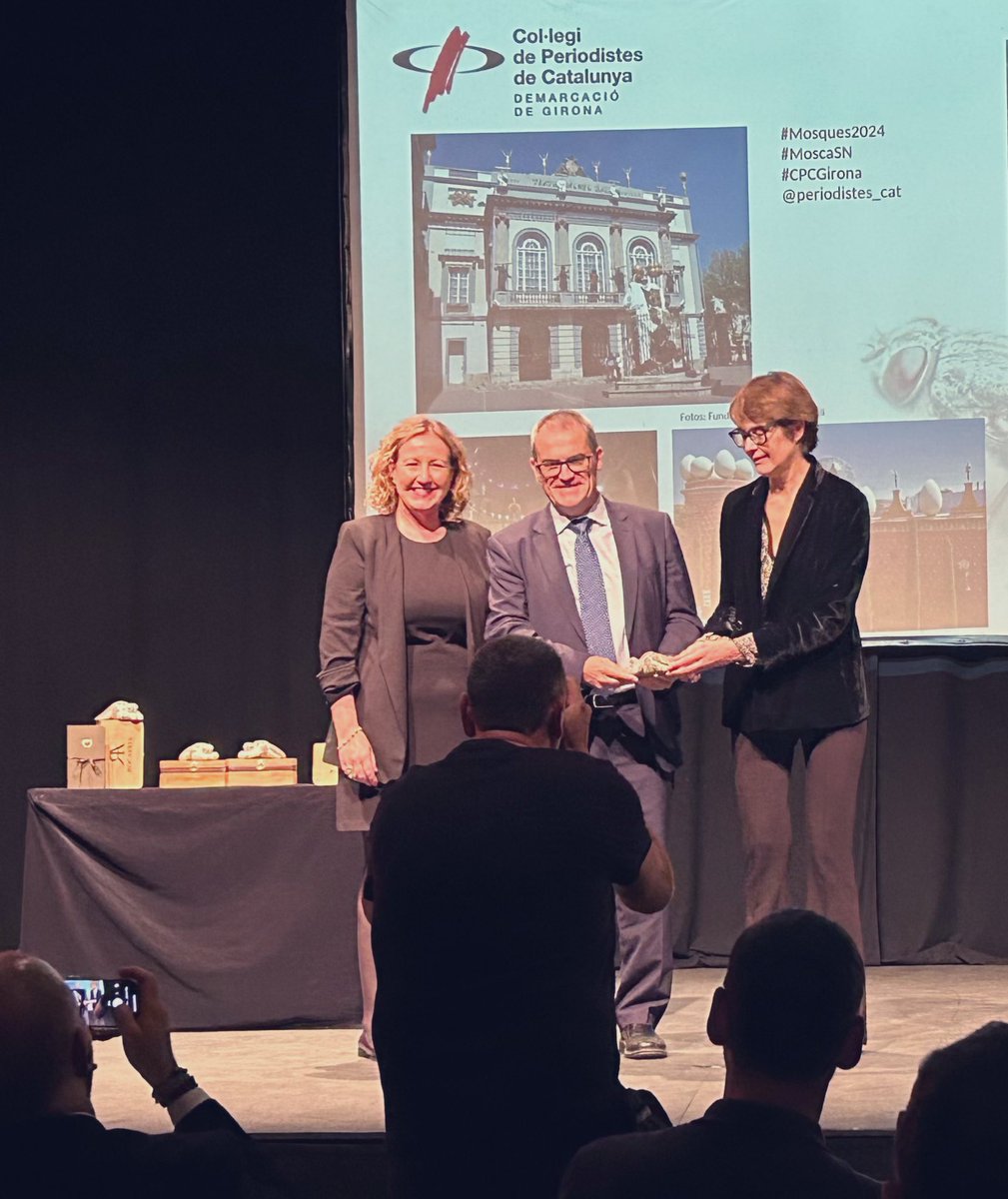 periodistes_cat's tweet photo. L’exvicedegana del Col·legi de @periodistes_cat, @nuriadejose, lliura la #MoscaCole a Fèlix Roca, director general de la Fundació Gala-Salvador Dalí, i Montse Aguer, directora dels Museus Dalí.
#Mosques2024 #CPCGirona https://t.co/VVEyNAr0Wr