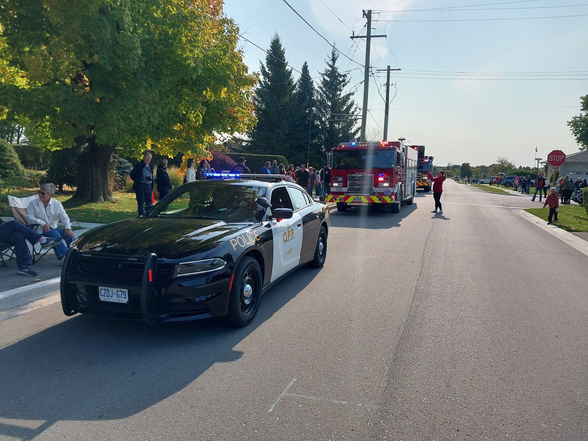 OPP_CR's tweet photo. #HurWOPP. School spirit was alive and well at the Elmvale Fall Fair in #SpringwaterTwp. Students, family and friends engaged in fun games, delicious food, and amazing rides. Springwater Fire and Mayor Jennifer Coughlin welcomed new additions to the Springwater Fire team. ^mo https://t.co/kPaq0oXbwH