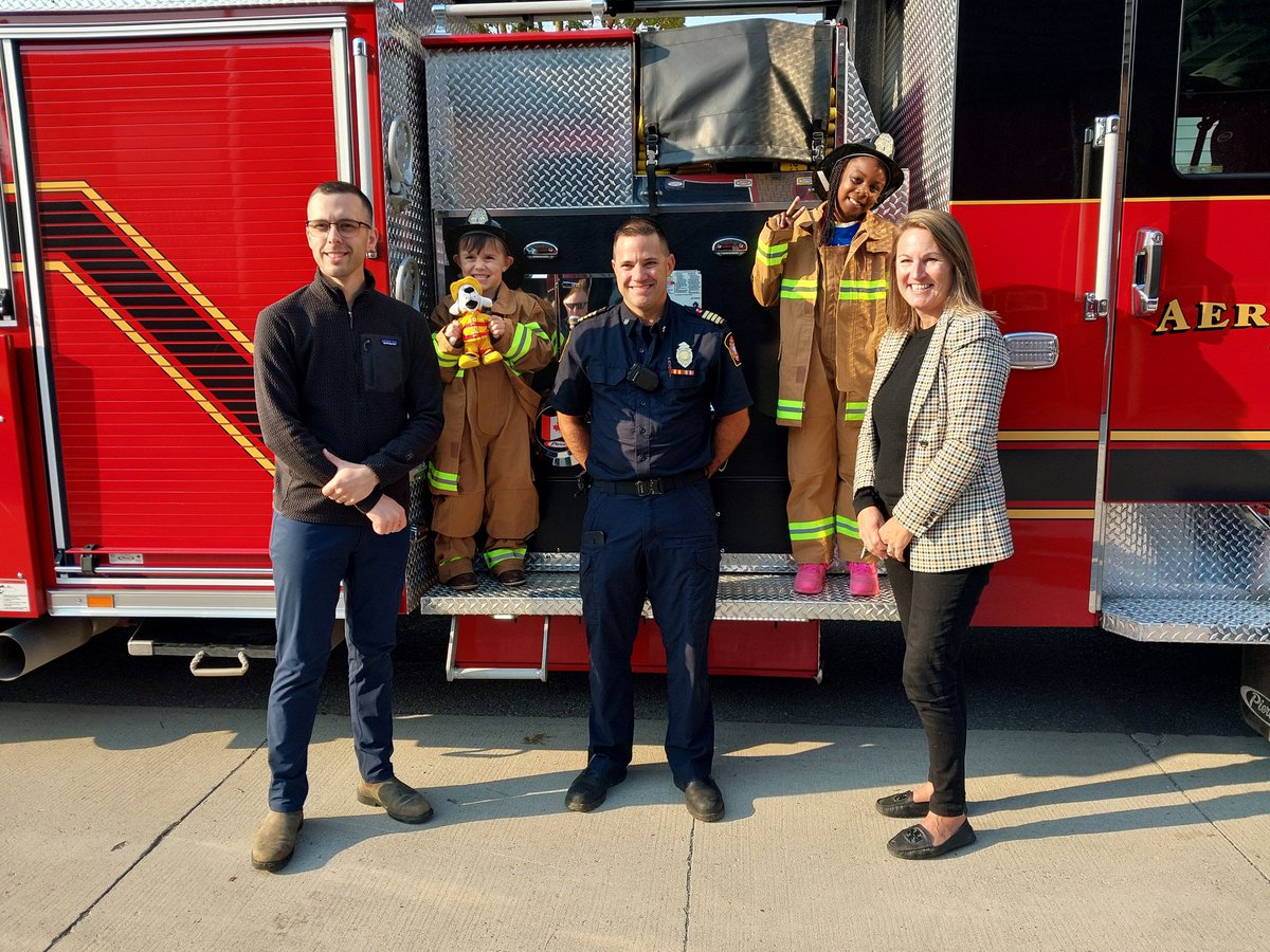 OPP_CR's tweet photo. #HurWOPP. School spirit was alive and well at the Elmvale Fall Fair in #SpringwaterTwp. Students, family and friends engaged in fun games, delicious food, and amazing rides. Springwater Fire and Mayor Jennifer Coughlin welcomed new additions to the Springwater Fire team. ^mo https://t.co/kPaq0oXbwH