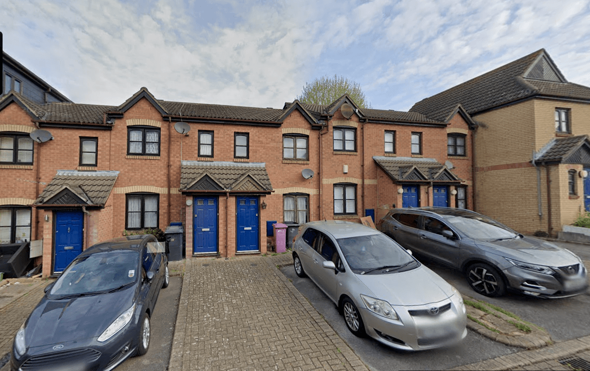 PacificEstate3's tweet photo. 2-Bedroom Terrace House with Garden &amp; Parking in Bow, London E3  £2,500 pcm #PurdyStreet #BowLondon #LondonE3 #TerraceHouse #TwoBedroomHome #PrivateParking #LargeGarden #DevonsRoadDLR #EastLondonLiving #LondonProperty #FamilyHome #UrbanOasis #RentInLondon #CharmingHome #LondonRe https://t.co/xj6onUQh9R