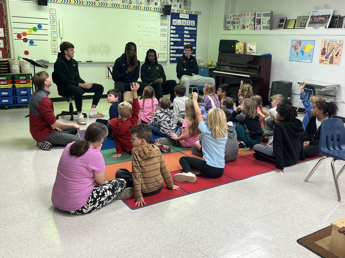 UCMMBB's tweet photo. Martin Warren Elementary we had such an awesome time this afternoon reading and interacting with the students!! #Family #TeamUCM https://t.co/I2Hj6G0rtv