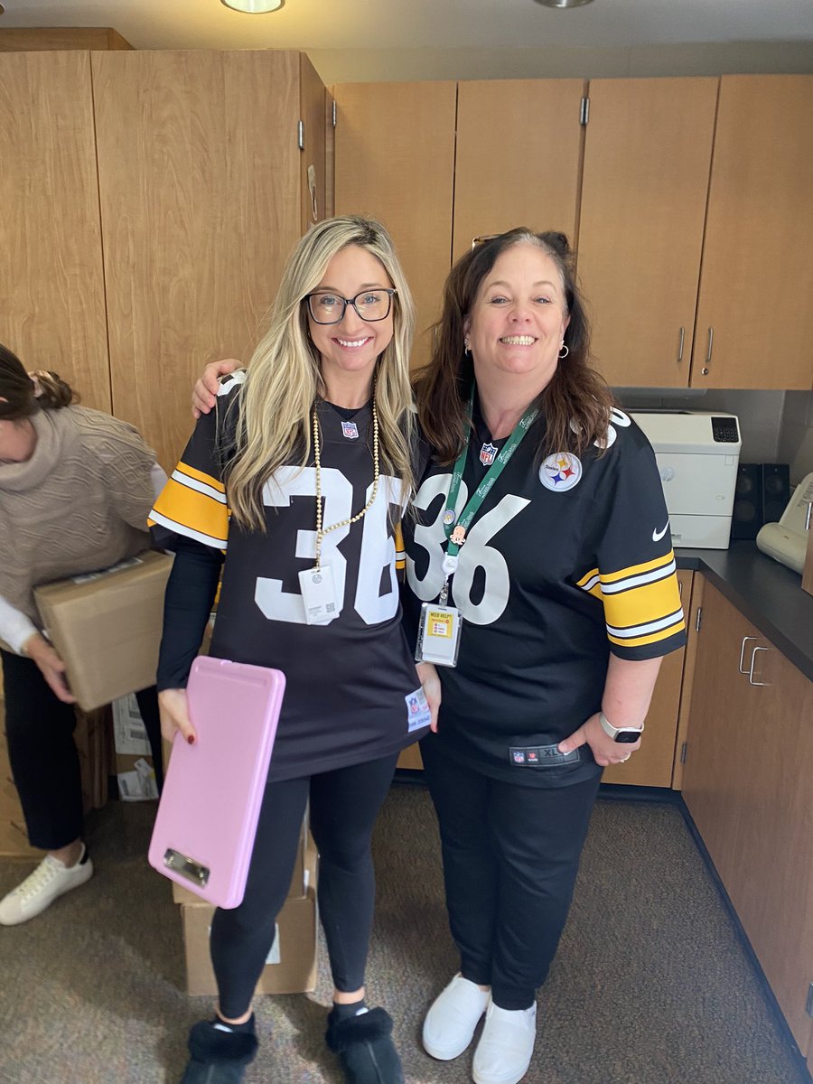 Football day at school! <a href="/RNEAPWagner/">Laureen Wagner</a> and I both rocking our <a href="/JeromeBettis36/">Jerome Bettis</a> jerseys 🖤💛  and I told R thank you for the quarterback <a href="/steelers/">Pittsburgh Steelers</a> #rnegreatthings