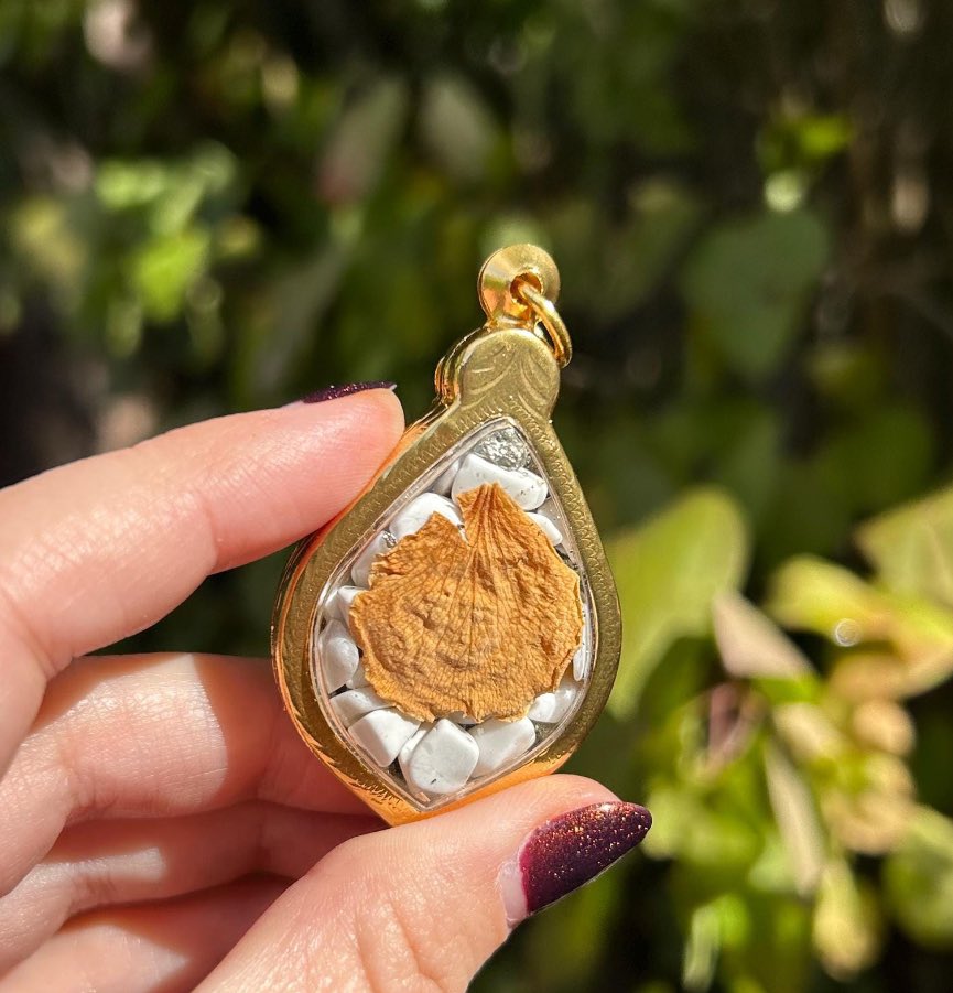 Chelsea from etsy.com/shop/SeaOfCuri… showed me the show!Margaery locket she made me, and I’m crying. It’s so beautiful. She does dragon &amp; aSoIaF inspired lockets, have a Drogon locket too!