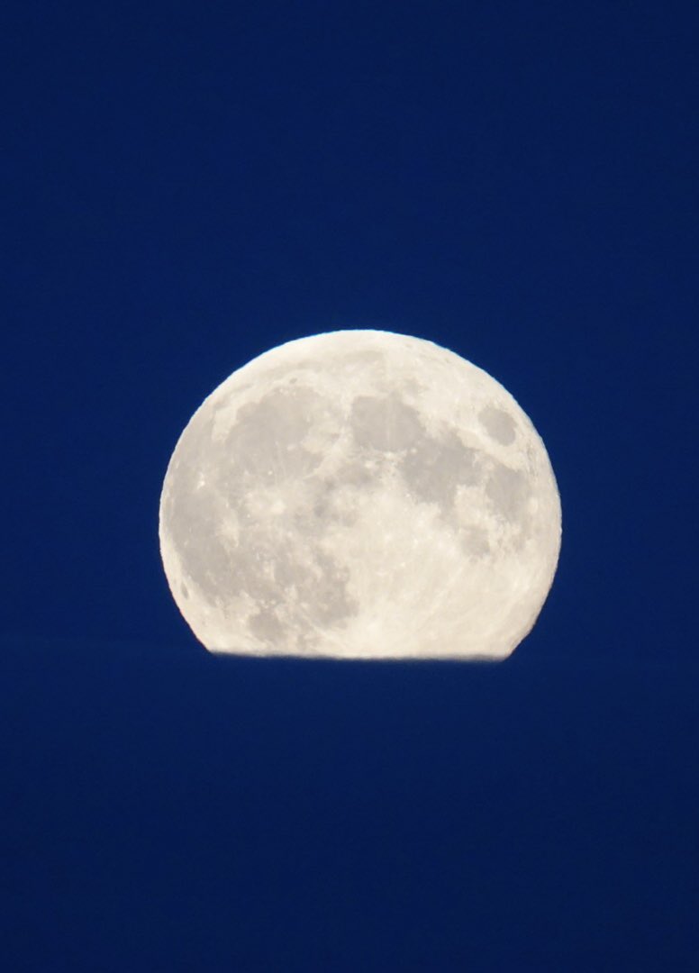 PSherlock's tweet photo. #HuntersMoon and #CometA3 this evening 
#ThePhotoHour #StormHour https://t.co/yzeBFjSNWA