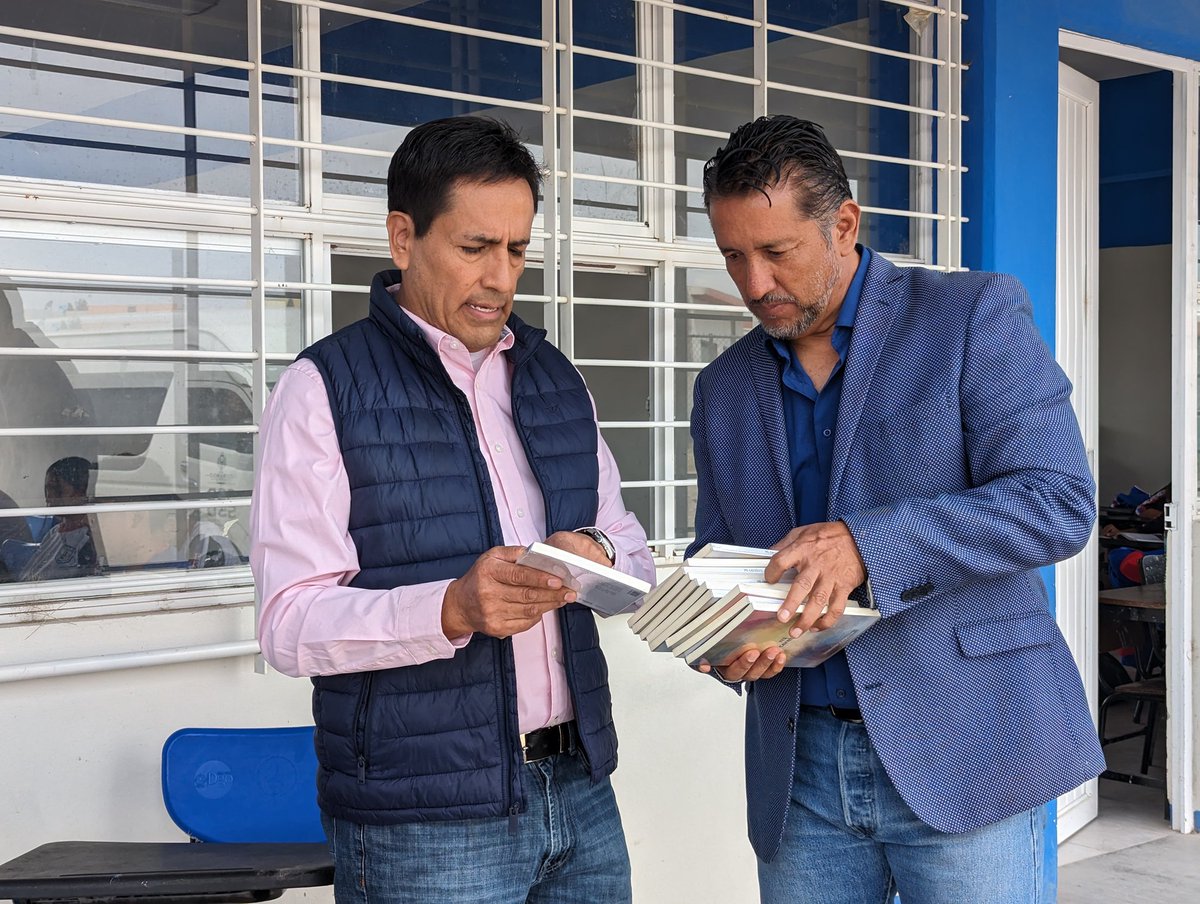 ismed_ssd's tweet photo. El Dir. Del ISMED Dr. Arturo Guerrero Sosa, entregó al Director de la Escuela Secundaria Gral. no 10
Profesora Hermila Galindo Acosta; Profr. José Guadalupe Cortina, el libro "Mi Cerebro", para emprender en la comunidad el Círculo de lectura. https://t.co/PoLekQi66x