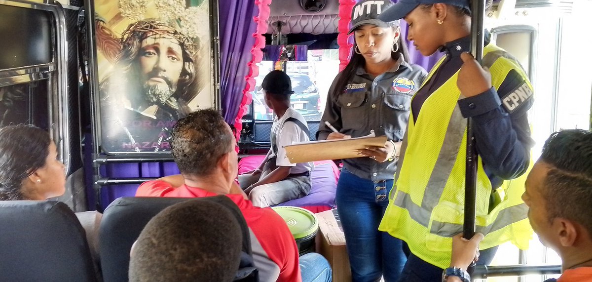ORRioChico1's tweet photo. #Movilidad | Los servidores públicos del #INTT Higuerote supervisan, los vehículos particulares y de transporte público que transitan por la avenida Bicentenaria con el objetivo de orientar a los conductores sobre la legalidad y la vigencia de su documentación reglamentaria. https://t.co/jlFXoEOEFH